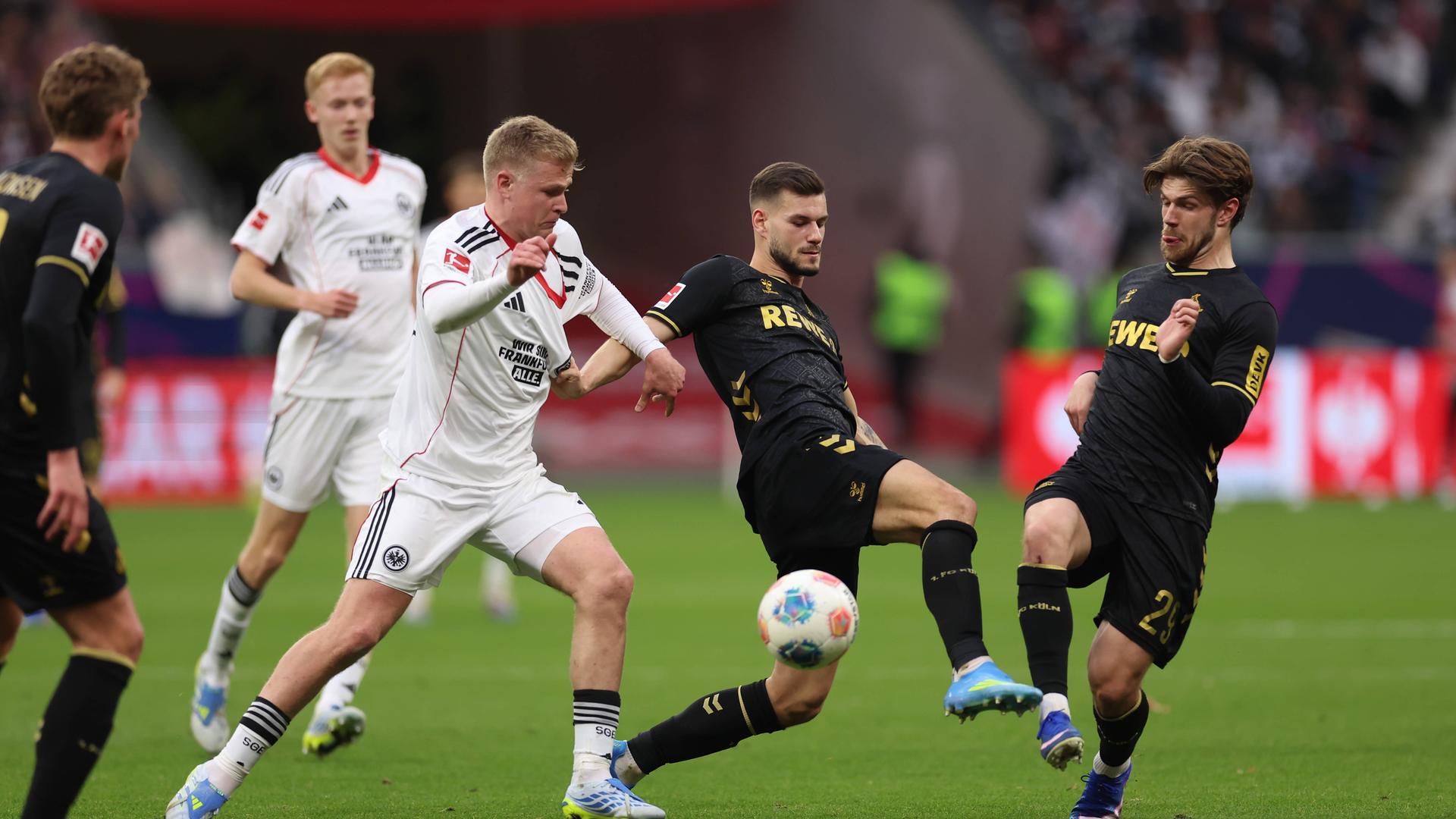 Йонатан Буркардт из Франкфурта (слева) в борьбе с Томом Краусом из Кёльна