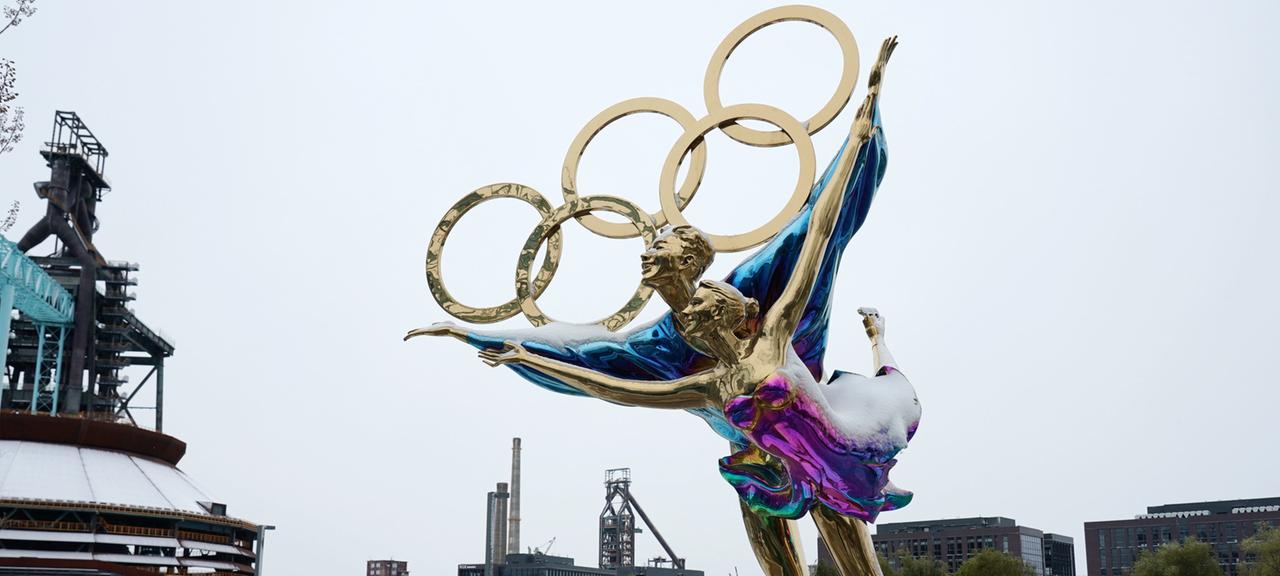 Olympia 2022: Olympische Ringe auf Skulptur in einem Park von Peking | picture-allianca/dpa Olympia 2022: Olympische Ringe auf Skulptur in einem Park von Peking