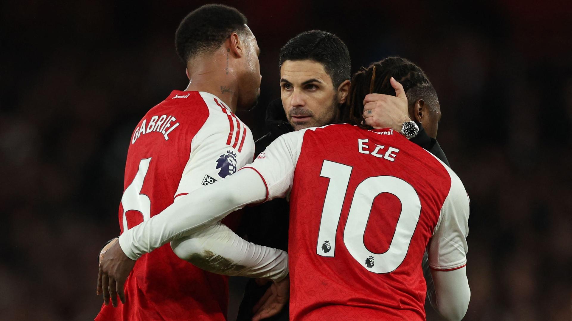 Arsenals Trainer Mikel Arteta  (m.) herzt seine Spieler Gabriel Magalhaes (l.) und Eberechi Eze | AFP