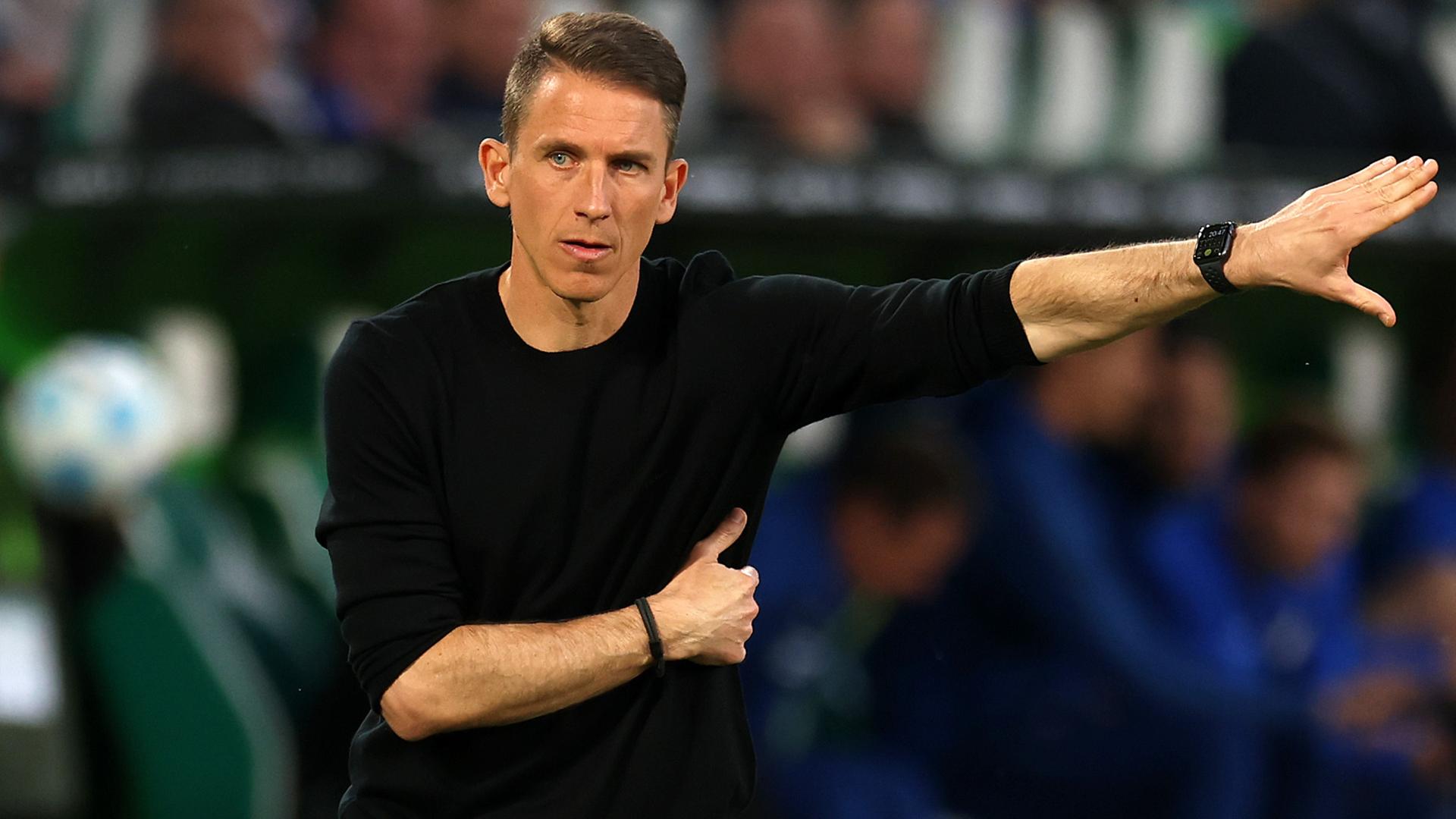 Wolfsburgs Interimstrainer Daniel Bauer gestikuliert an der Seitenlinie | Getty Images/Maja Hitij