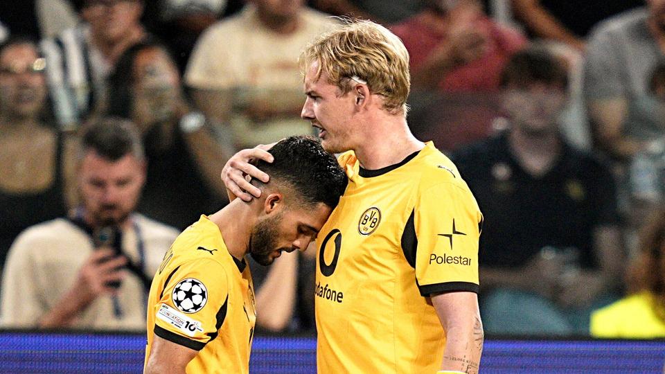Julian Brandt tröstet Yan Couto | Marco Alpozzi/dpa Julian Brandt tröstet Yan Couto