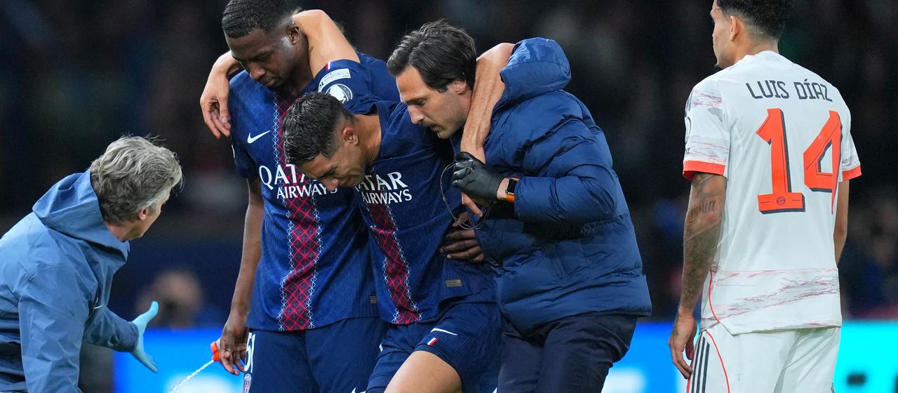 Achraf Hakimi wird verletzt vom Feld getragen, Luis Diaz (r.) sieht Rot