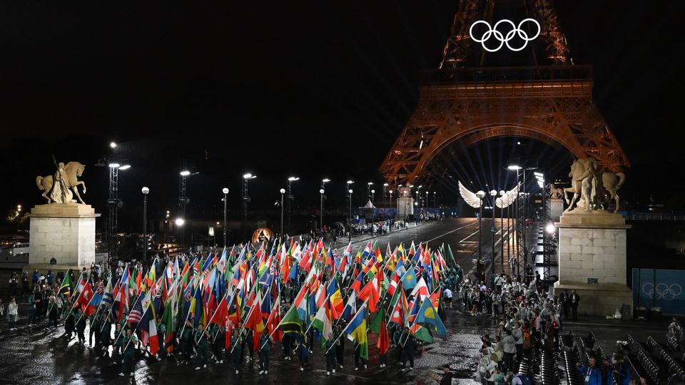 Eröffnungsfeier in Paris | picture alliance/dpa/Sven Hoppe Olympia, Paris 2024, Eröffnungsfeier der Olympischen Sommerspiele, Die Fahnen der Teilnehmer Nationen werden ins Trocadero-Stadion getragen.