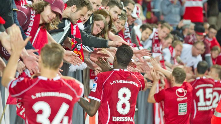 Stimmung erstklassig, der Sport nicht: Fans und Spieler des FCK nach der Relegation 2013 | imago Stimmung erstklassig, der Sport nicht: Fans und Spieler des FCK nach der Relegation 2013