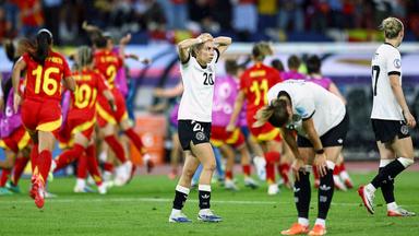 Deutschlands Elisa Senß und ihre Mitspielerinnen sind enttäuscht, während im Hintergrund Spaniens Spielerinnen jubeln.