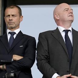 Aleksander Ceferin (l.) mit Gianni Infantino (r.) 