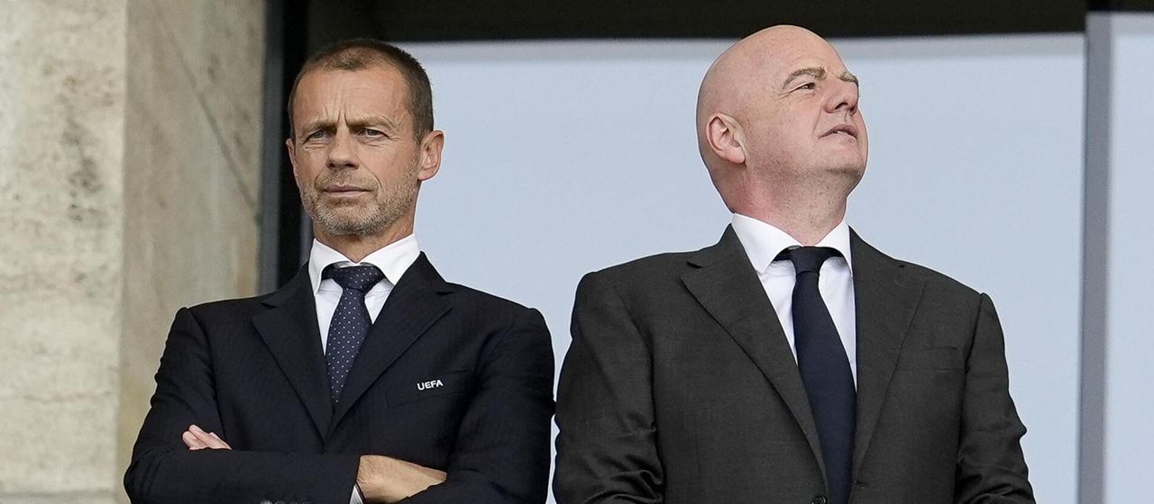 Aleksander Ceferin (l.) mit Gianni Infantino (r.) 