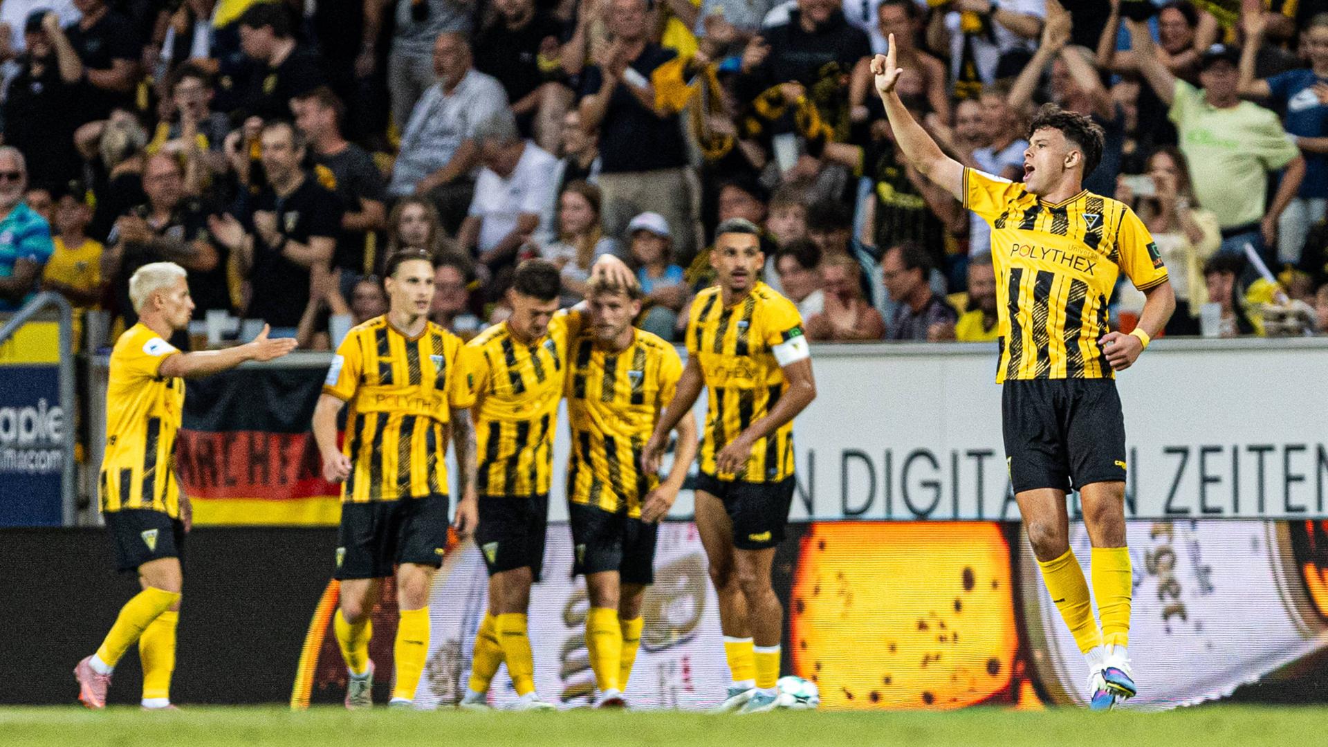 Alemannia Aachen bejubelt den Treffer von Faton Ademi (r.) im Spiel gegen Verl | IMAGO/Beautiful Sports