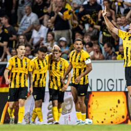Alemannia Aachen bejubelt den Treffer von Faton Ademi (r.) im Spiel gegen Verl