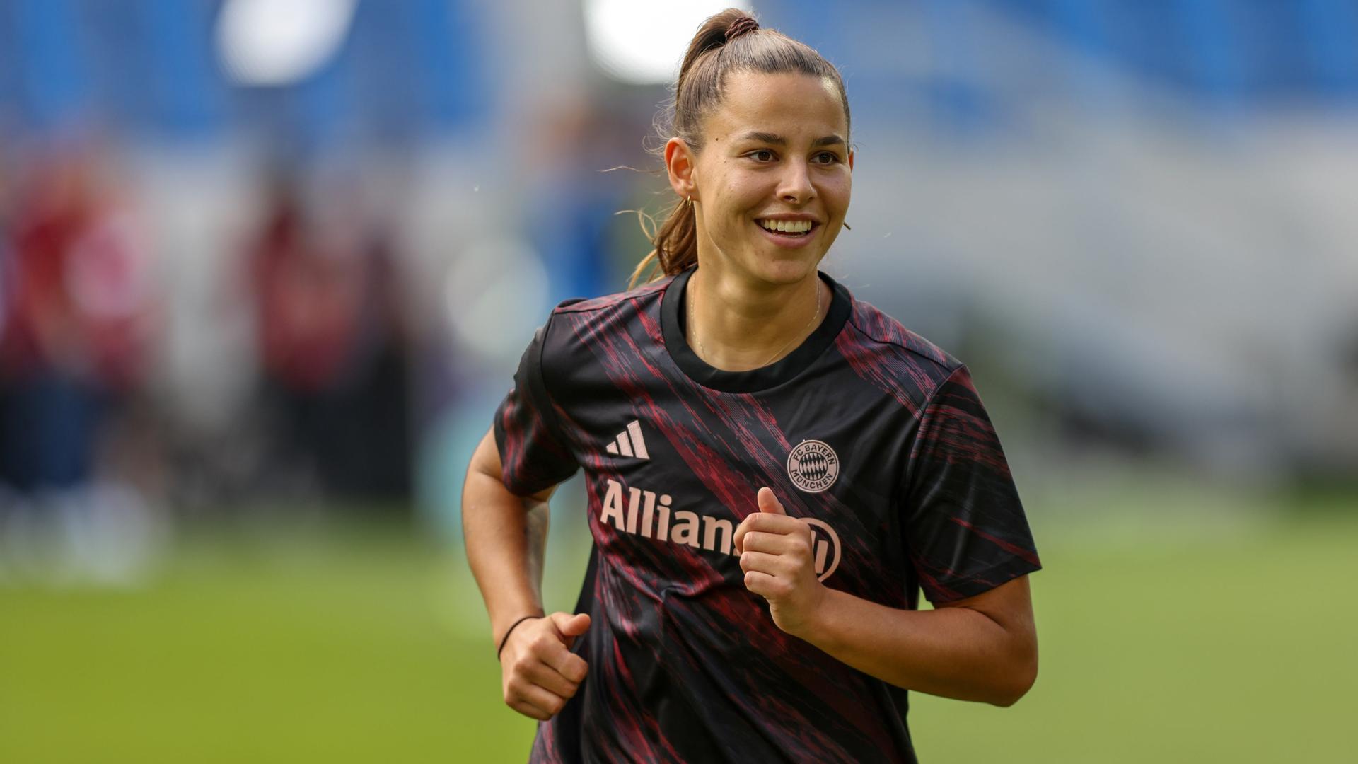 Nach langer Verletzungspause wieder auf dem Platz: Lena Oberdorf | picture alliance / HMB Media | Hendrik Hamelau