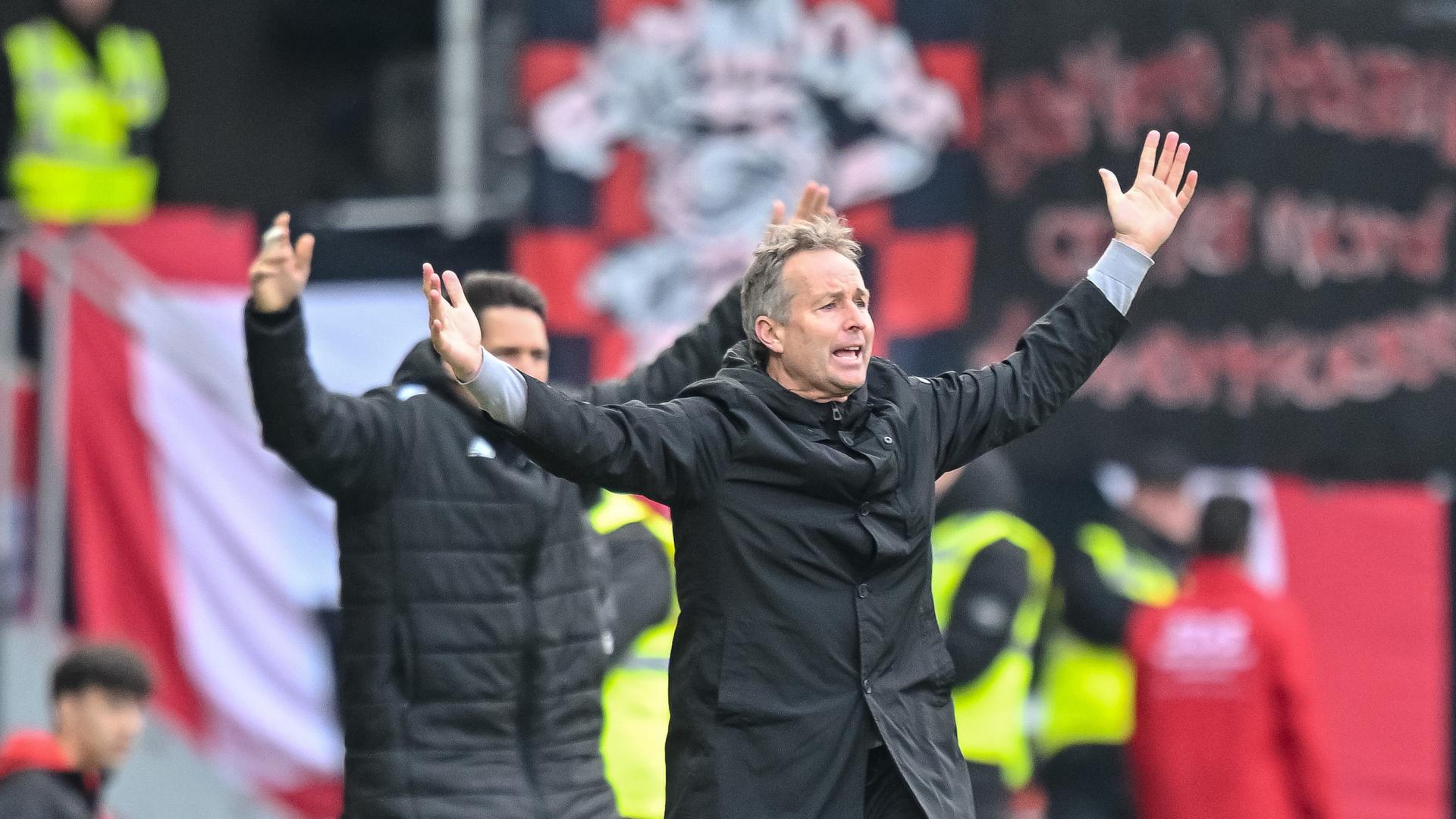 Тренер Леверкузена Каспер Хьюлманд жестикулирует на бровке поля.