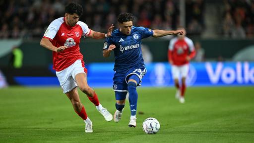 Schalkes Soufiane El-Faouzi im Zweikampf und Halles Burim Halili kämpfen um den Ball