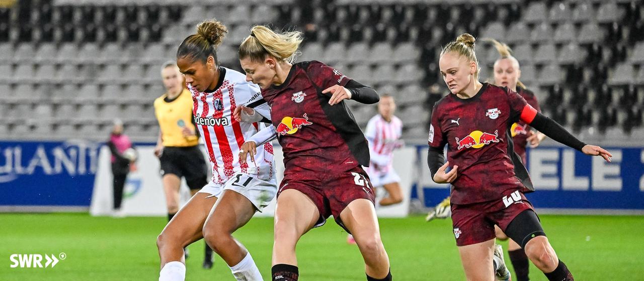 Aurelie Csillag (SC Freiburg Frauen)schirmt den Ball vor Julia Landenberger (RB Leipzig) ab.