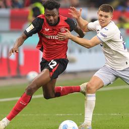 Edmond Tapsoba im Zweikampf mit Finn Becker