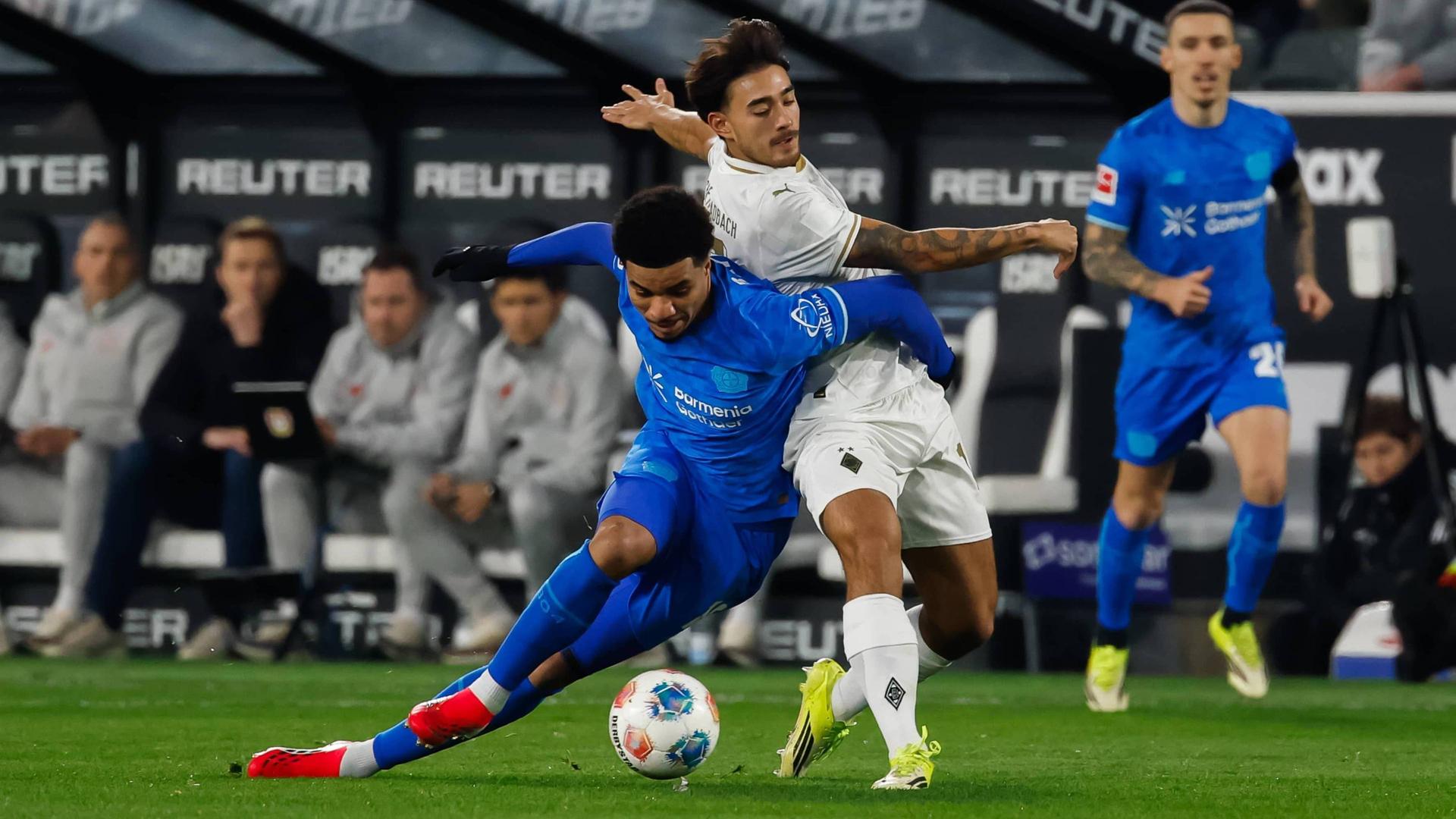 Fußballprofi Malik Tillman (v.) im Zweikampf mit Jens Castrop von Borussia Mönchengladbach | imago/Goal Sports