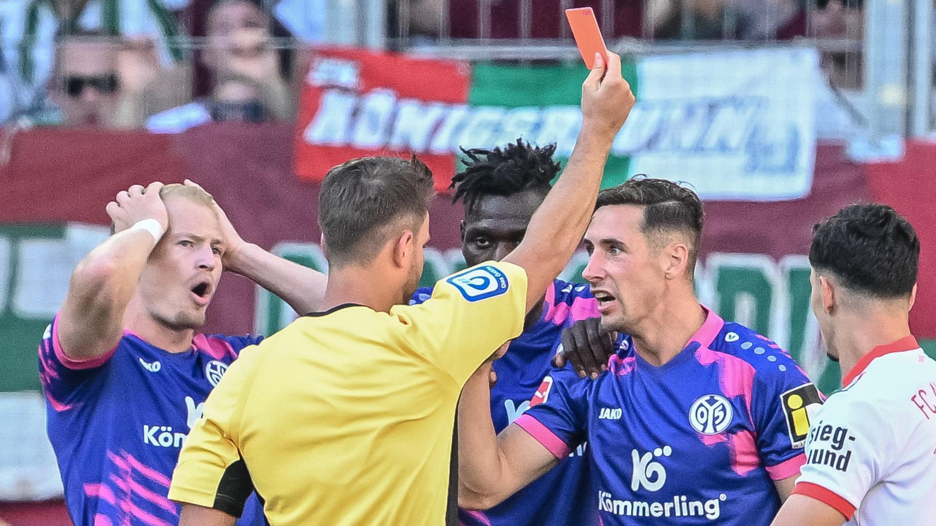 Dominik Kohr sieht die rote Karte | dpa/Harry Langer