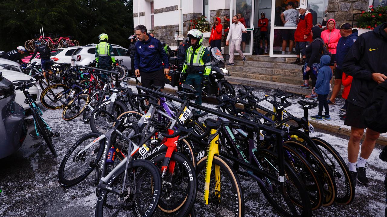 Photo: sportschau.de Vuelta 2026: Stage 3 Cancelled as Severe Hailstorm Stops Tadej Pogačar