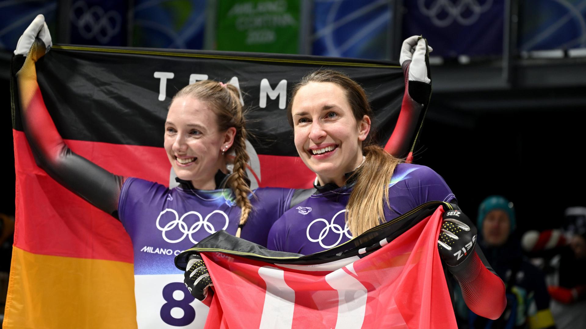 Susanne Kreher (rechts) und Jacqueline Pfeifer mit ihren Olympia-Medaillen | dpa