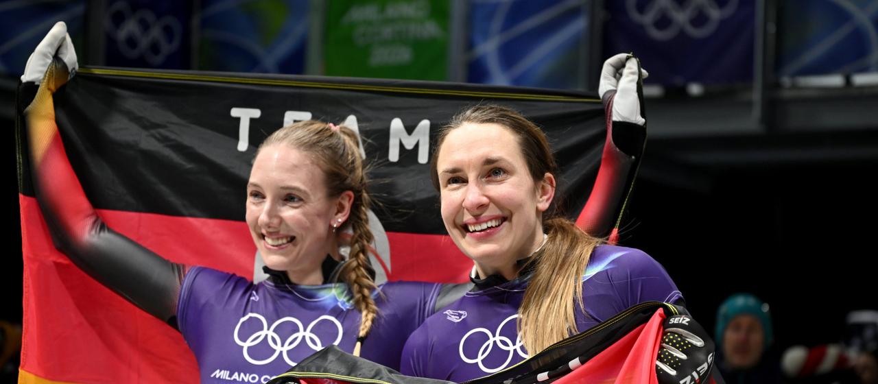 Susanne Kreher (rechts) und Jacqueline Pfeifer mit ihren Olympia-Medaillen