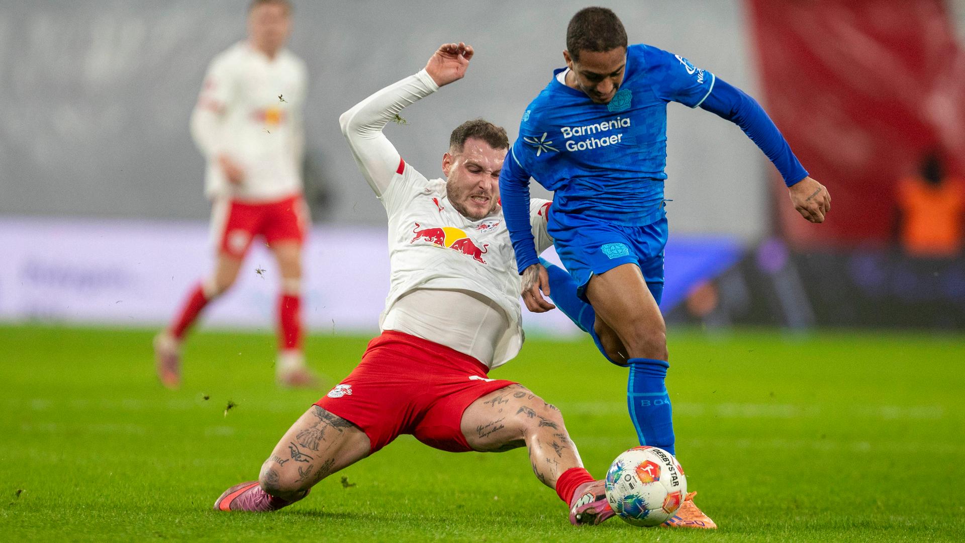 Fußballprofi Arthur (r.) von Bayer 04 Leverkusen dribbelt im Bundesligaspiel bei RB Leipzig gegen David Raum | imago/Fritz