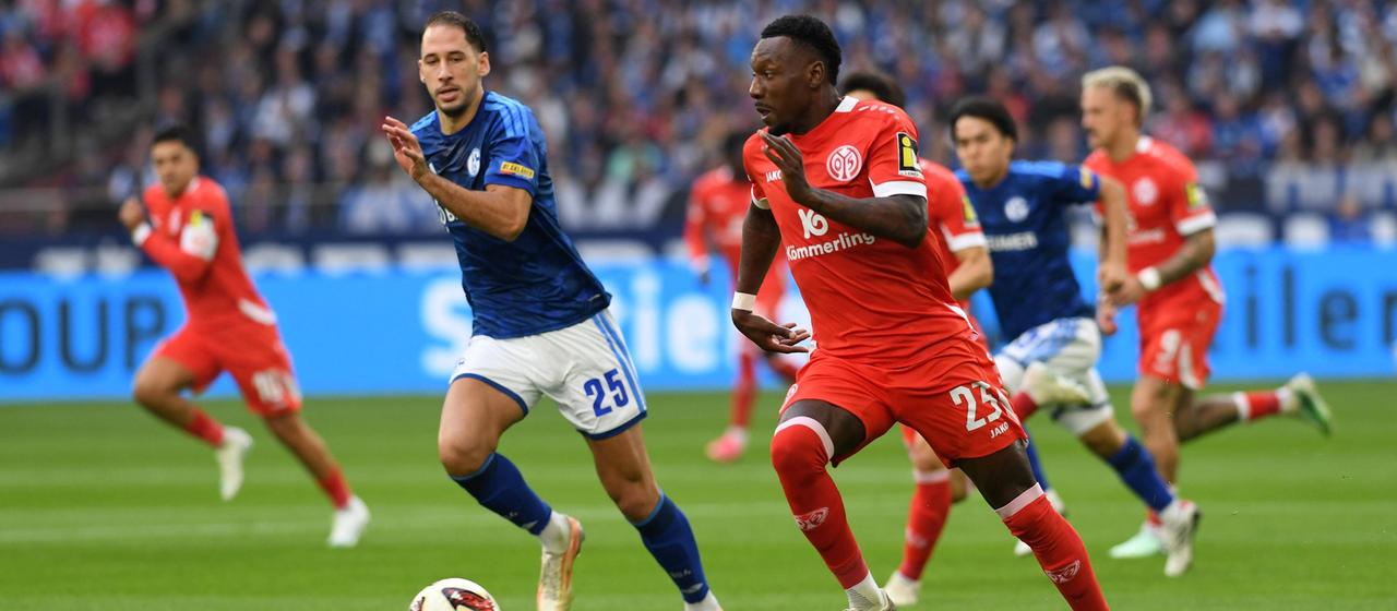 Der Mainzer Sheraldo Becker (v. r.) zieht aufs Schalker Tor zu
