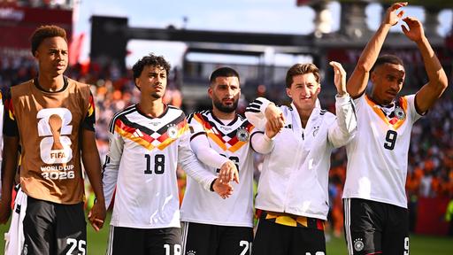 v.l Assan Ouédraogo, Nathaniel Brown, Deniz Undav, Angelo Stiller und Jamie Leweling auf der Ehrenrunde