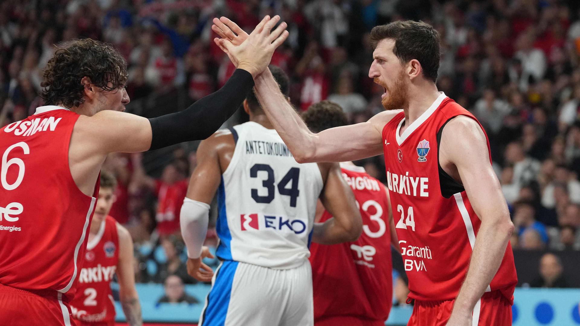 Ercan Osmani (r.) jubelt beim Spiel gegen die Griechen | AFP/GINTS IVUSKANS