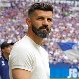 Schalkes neuer Trainer Miron Muslic beim Testspiel gegen den FC Sevilla