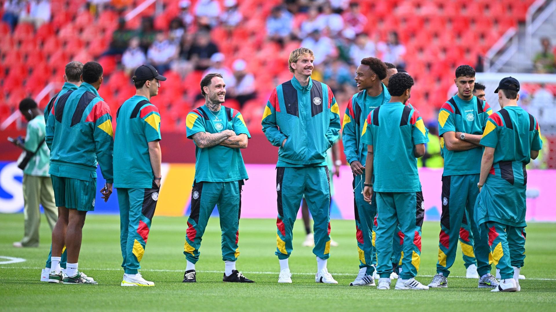 DFB-Aufstellung unverändert - Platzbegehung läuft