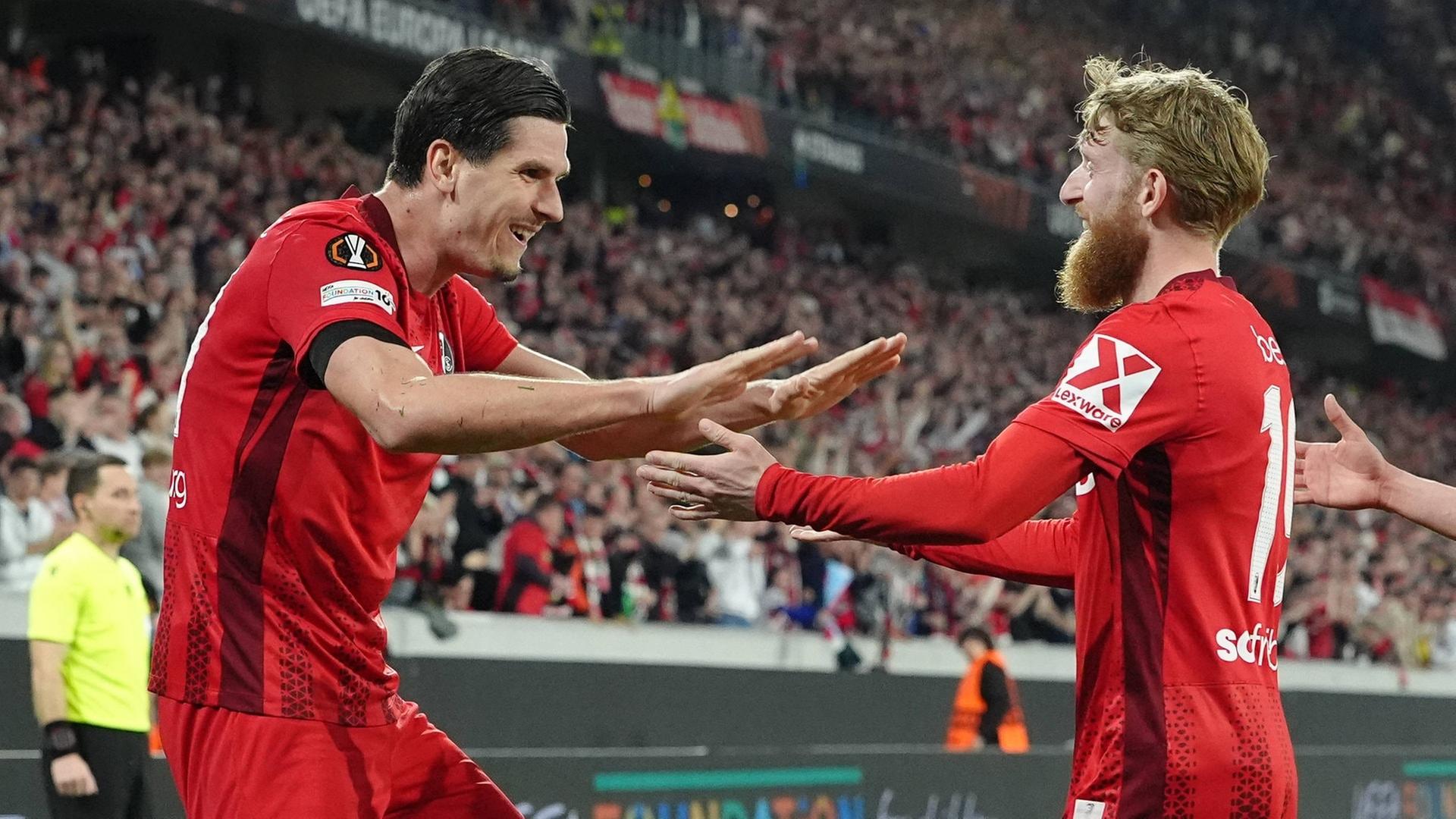 Jan-Niklas Beste (rechts) jubelt nach seinem Tor mit Igor Matanovic. | IMAGO, IMAGO / STEINSIEK.CH