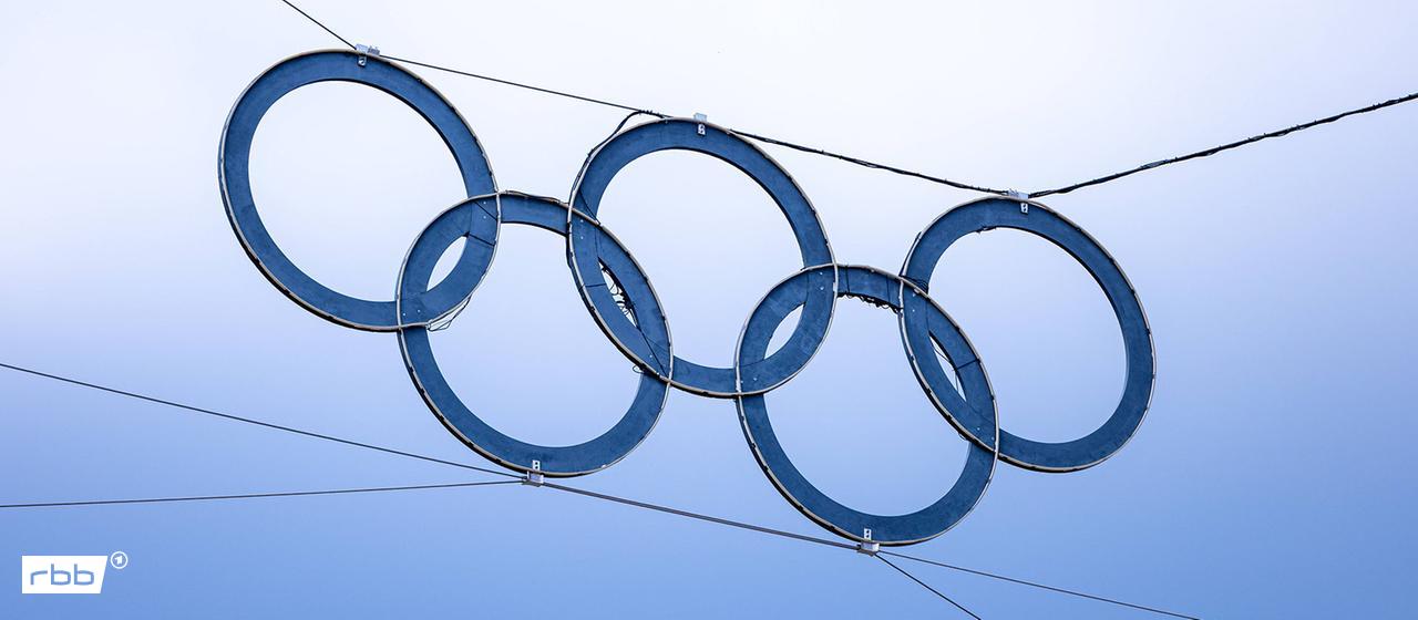 Die olympischen Ringe am Olympiastadion (Quelle: imago images/Achille Abboud)