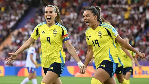 Schwedens Kosovare Asllani (l.) und Johanna Rytting Kaneryd bejubeln einen Treffer gegen England.