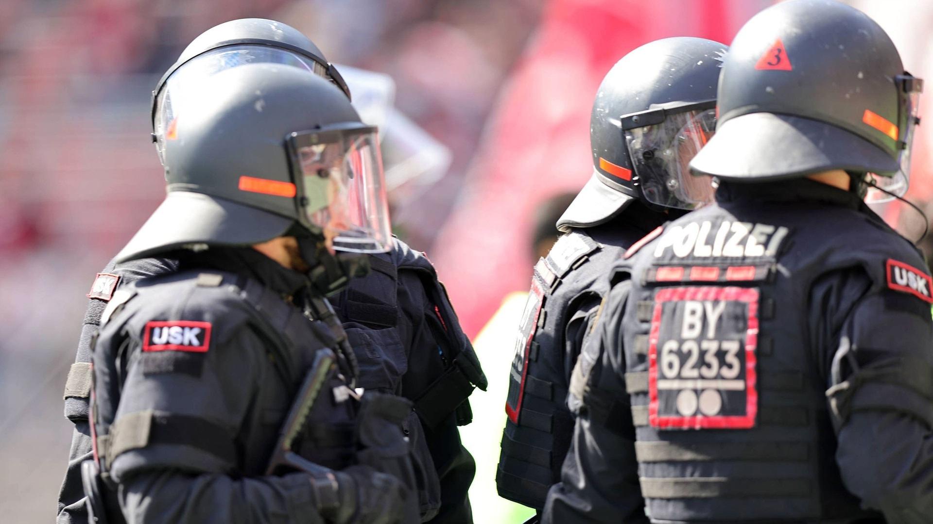 Polizei nach Spielende im Innenraum. | IMAGO/Zink