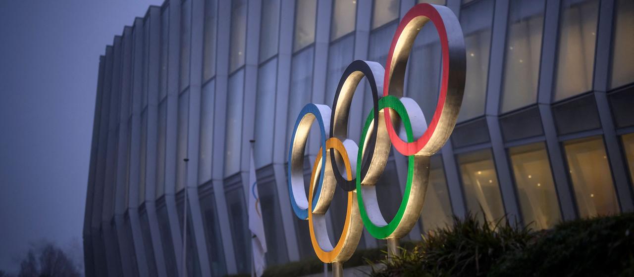 Die IOC- und die Russland-Flagge