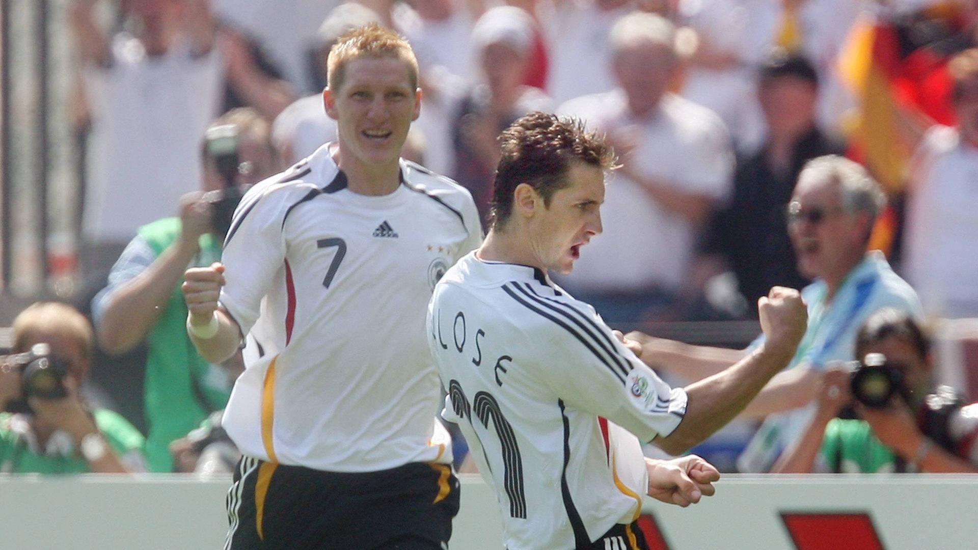 Miroslav Klose (r.) bjeublt seinen Treffer im Spiel gegen Ecuador bei der WM 20006 | imago sportfotodienst