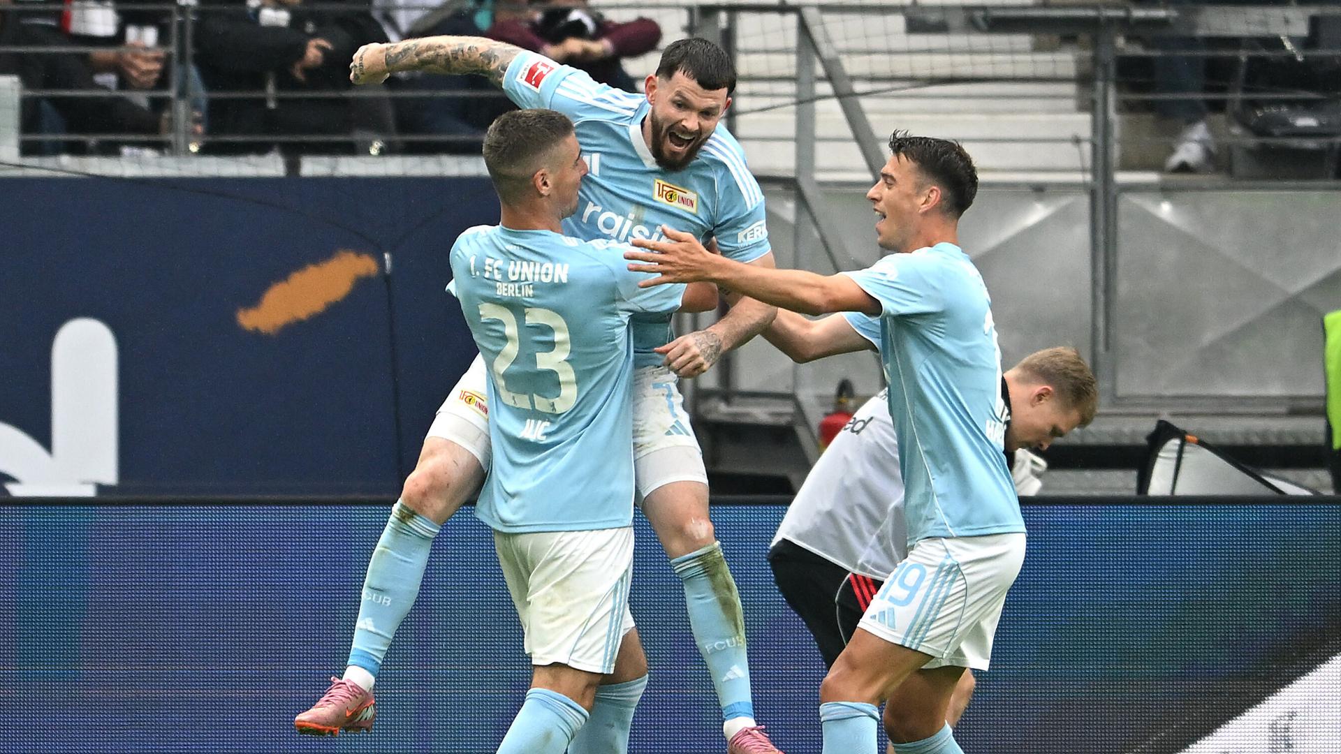Fußballprofi Oliver Burke (M.) von Union Berlin feiert mit Andrej Ilic (l.) und Janik Haberer ein Tor bei Eintracht Frankfurt | ddp/Revierfoto