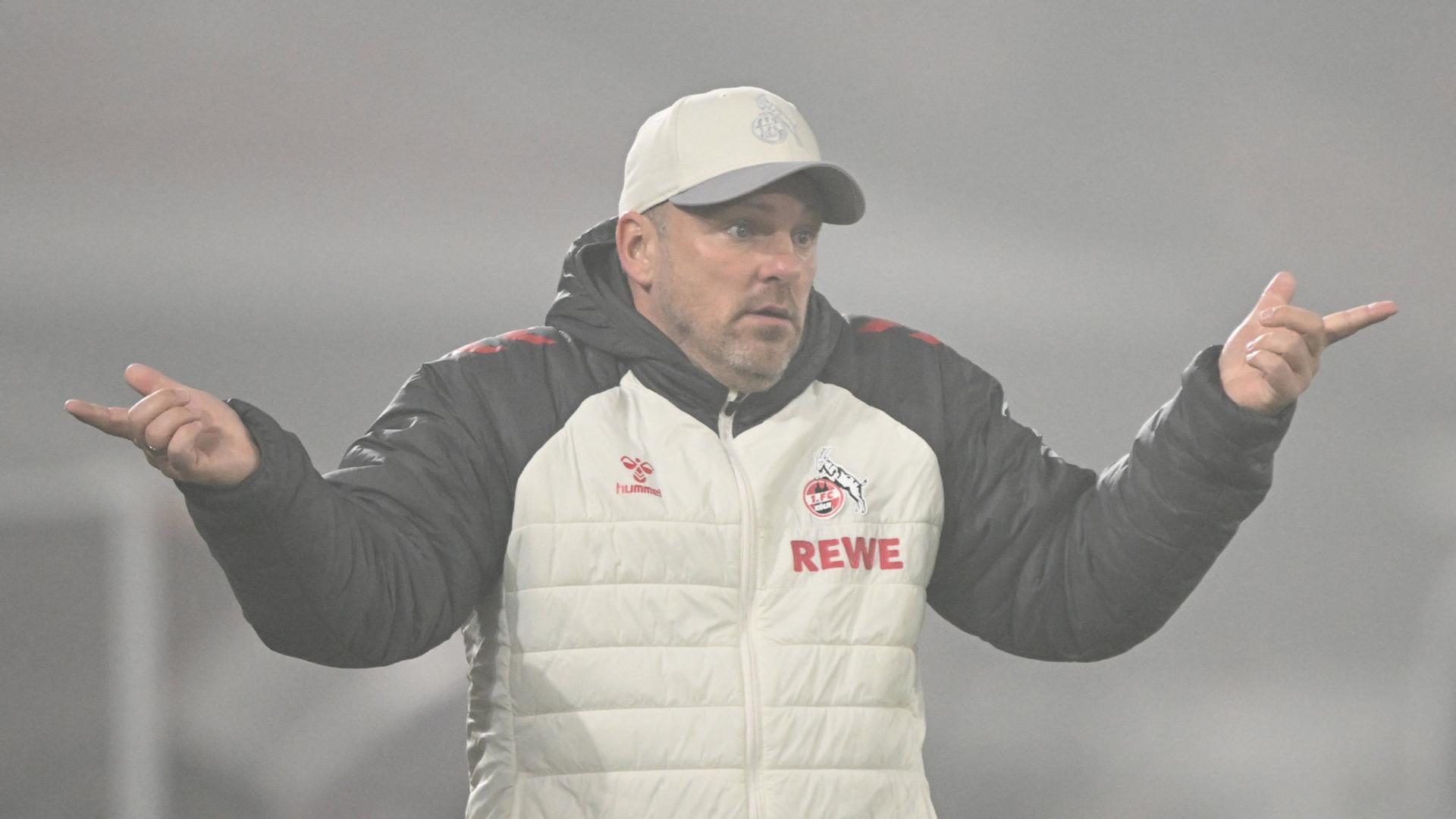 Lukas Kwasniok gestikuliert an der Seitenlinie | dpa