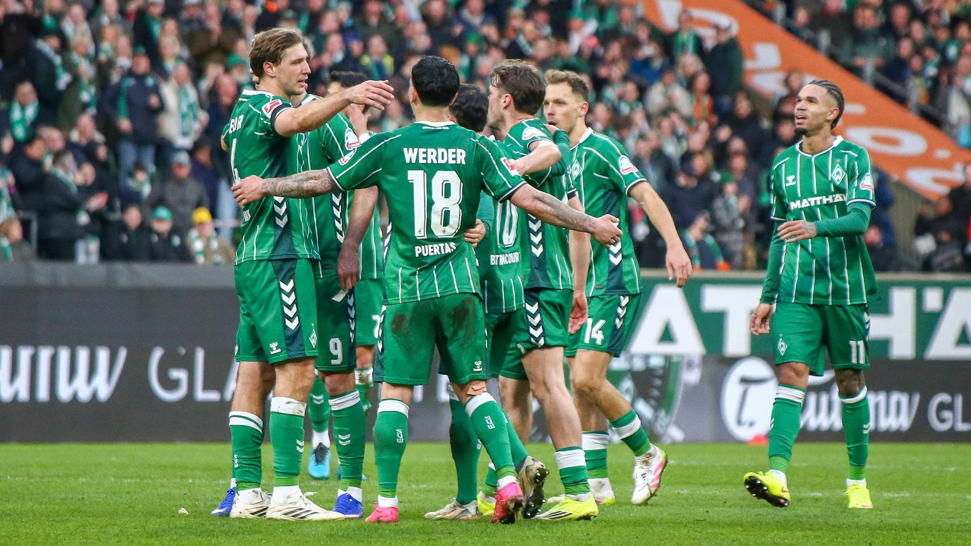 Mehrere Werder-Spieler bejubeln einen Treffer. | Imago | Steinsiek.ch
