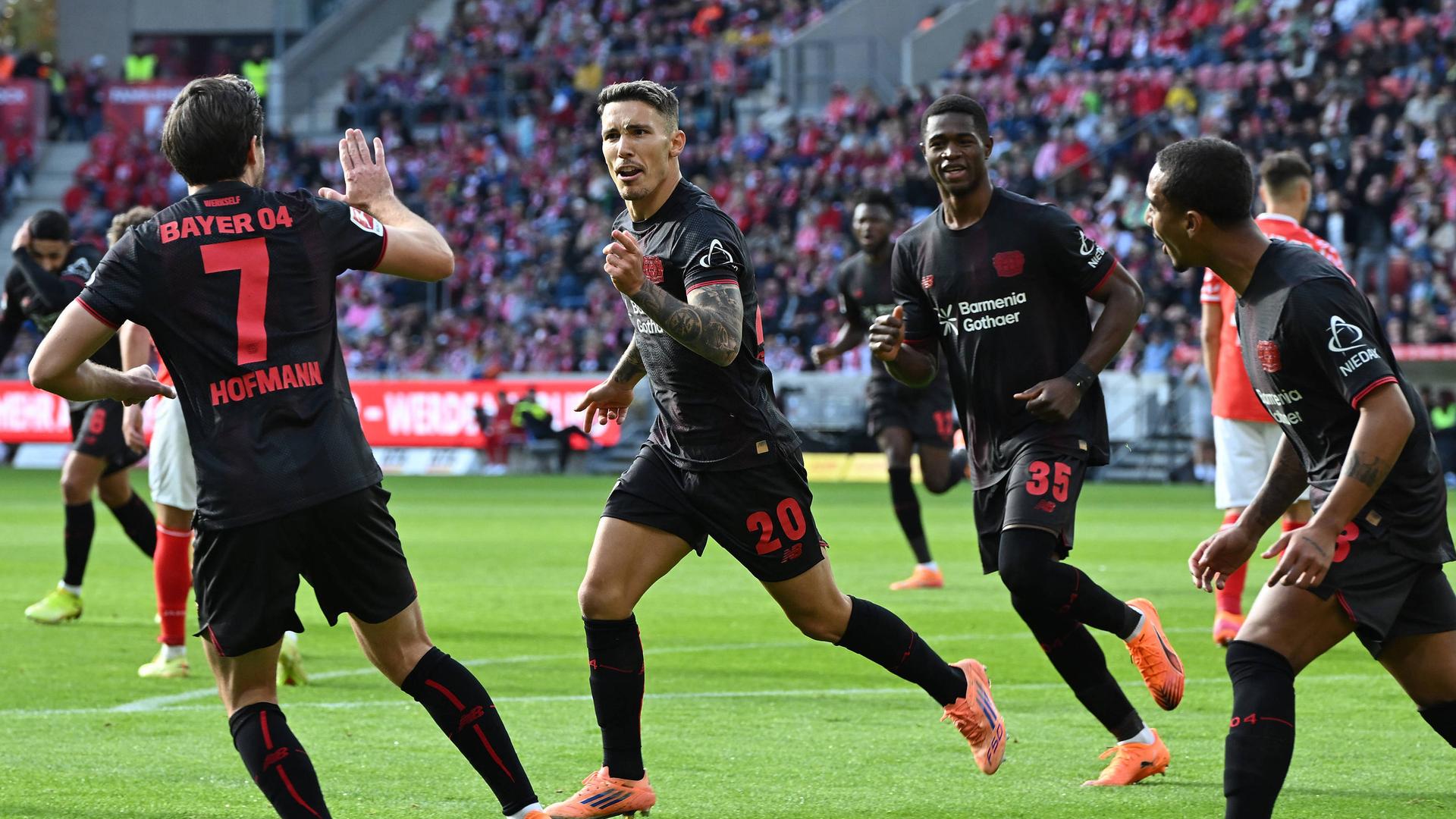 Leverkusen bejubelt Treffer zum 1:0 gegen Mainz 05 | IMAGO/Jan Huebner