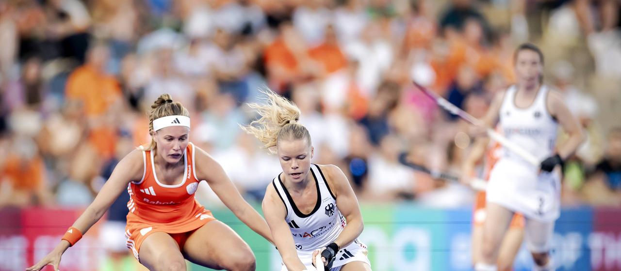 Niederlandes Pien Dicke und Deutschlands Emma Davidsmeyer kämpfen um den Ball