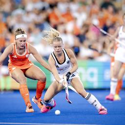 Niederlandes Pien Dicke und Deutschlands Emma Davidsmeyer kämpfen um den Ball