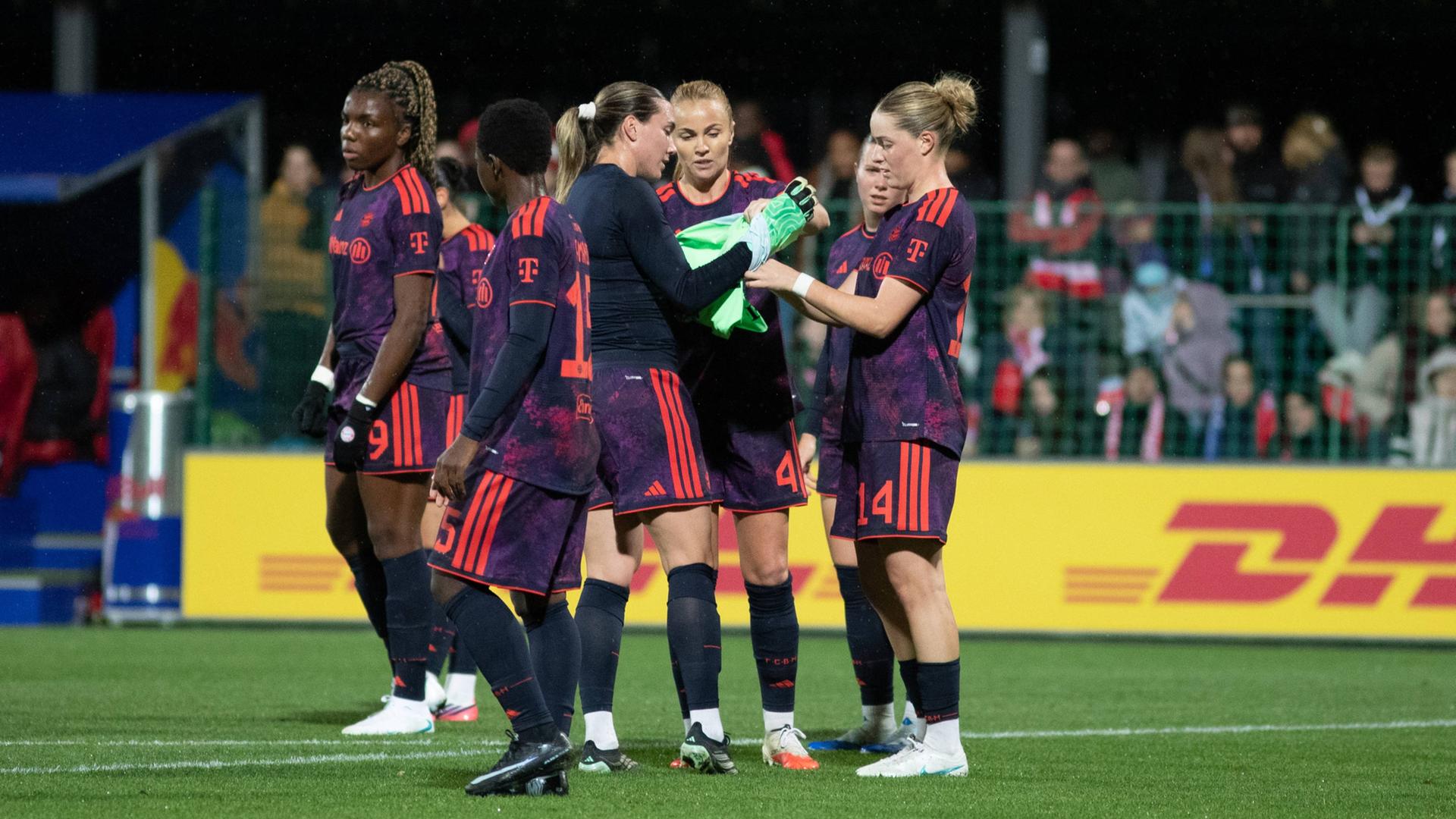 Bayern gewinnt mit Feldspielerin im Tor