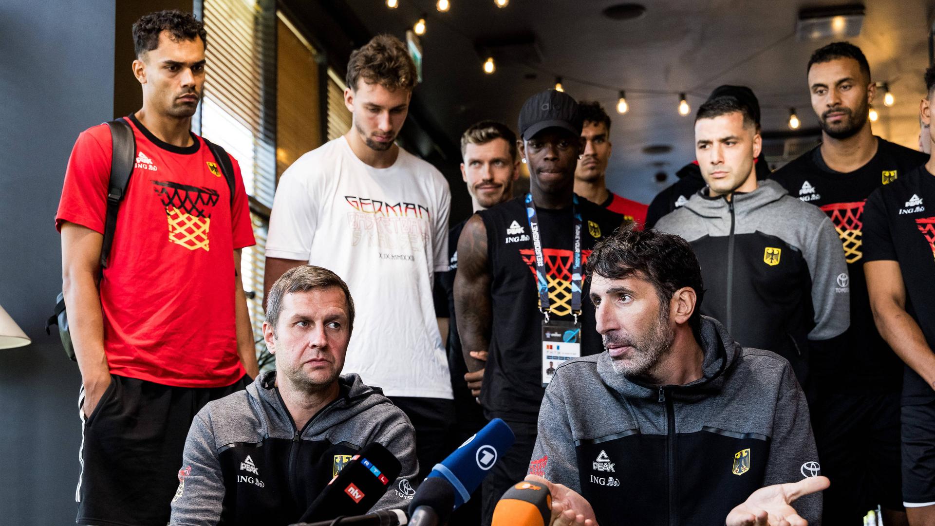 Das DBB-Team steht geschlossen hinter Alex Mumbru (r.) und Alan Ibrahimagic | IMAGO/Beautiful Sports/Wunderl
