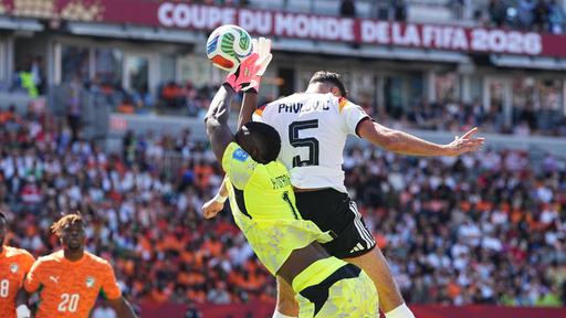 Aleksandar Pavlovic beim Kopfballduell