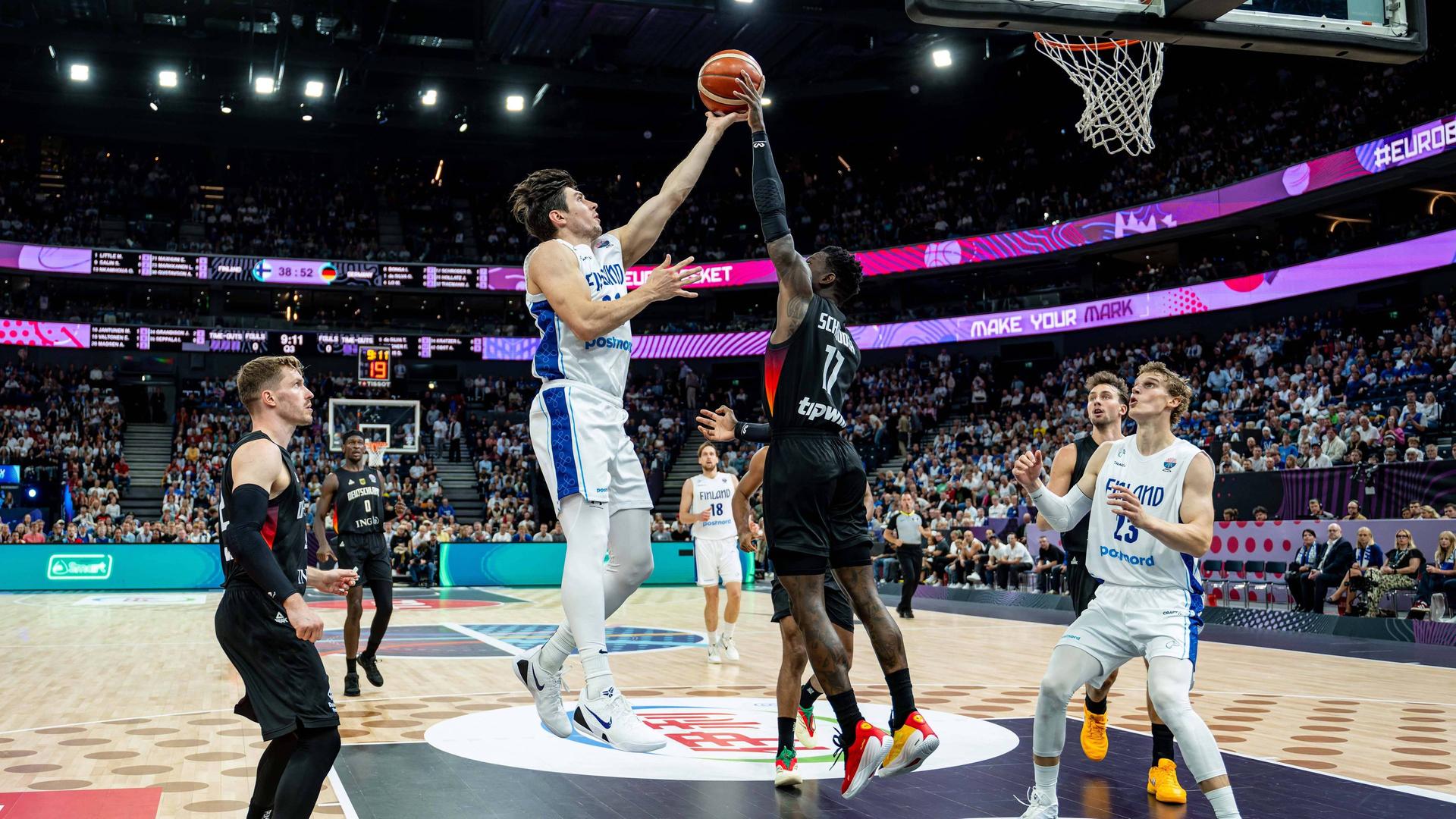 Denis Schröder blockt einen Wurf der Finnen  | IMAGO/camera4+