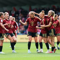 Die Spielerinnen des 1. FC Köln bejubeln einen Treffer von Pauline Bremer (Numme
