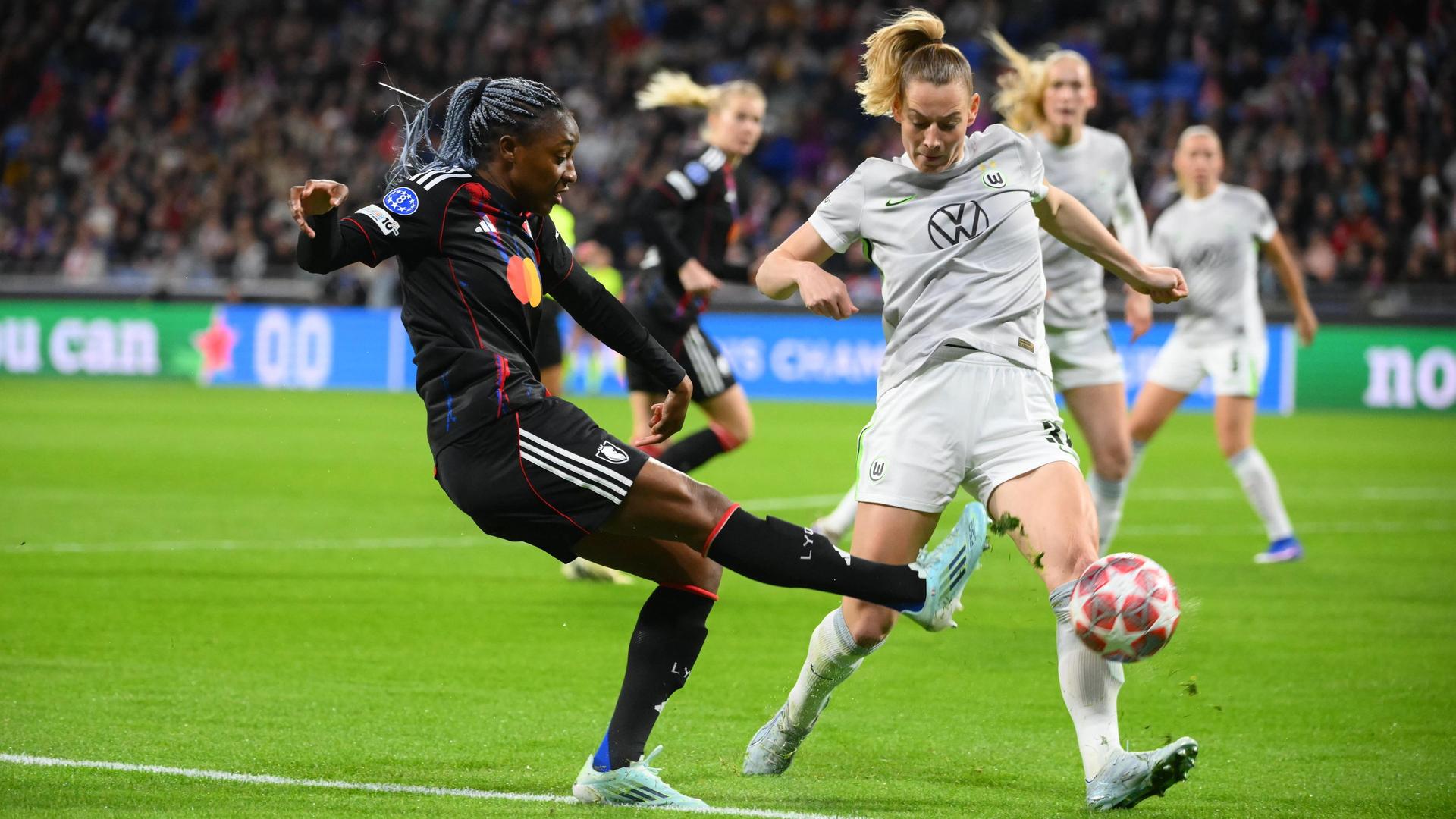  Wolfsburgs Sarai Linder (v. r.) verteidigt eine Flanke von Lyons Kadidiatou Diani | IMAGO / PsnewZ