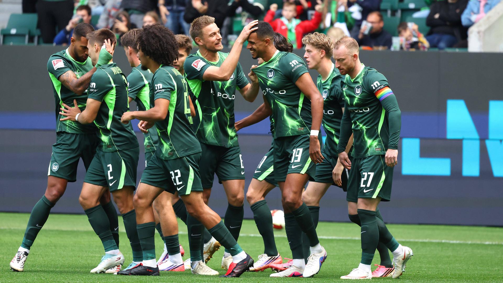 Die Spieler des VfL Wolfsburg bejubeln den Treffer von Robert Glatzel (3. v. r.) | IMAGO / Darius Simka