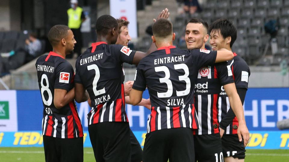 Daichi Kamada und André Silva treffen gegen Hertha BSC | imago/Engler Daichi Kamada und André Silva treffen gegen Hertha BSC
