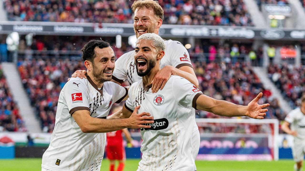 St. Pauli bejubelt den Treffer von Elias Saad (r.) zur Führung | IMAGO/Kirchner-Media